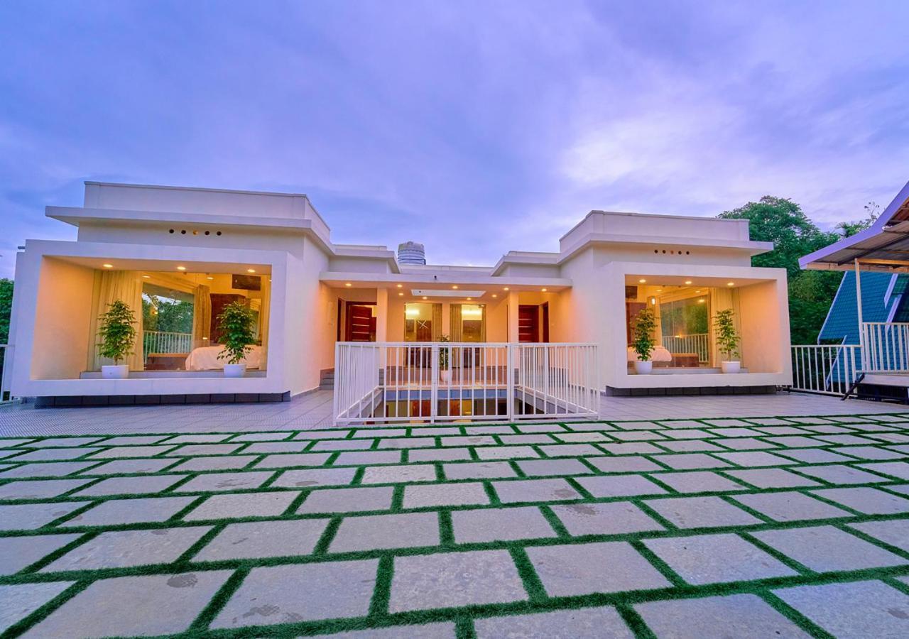 Glen Castle Vagamon Pool Resort By Voye Homes Екстериор снимка